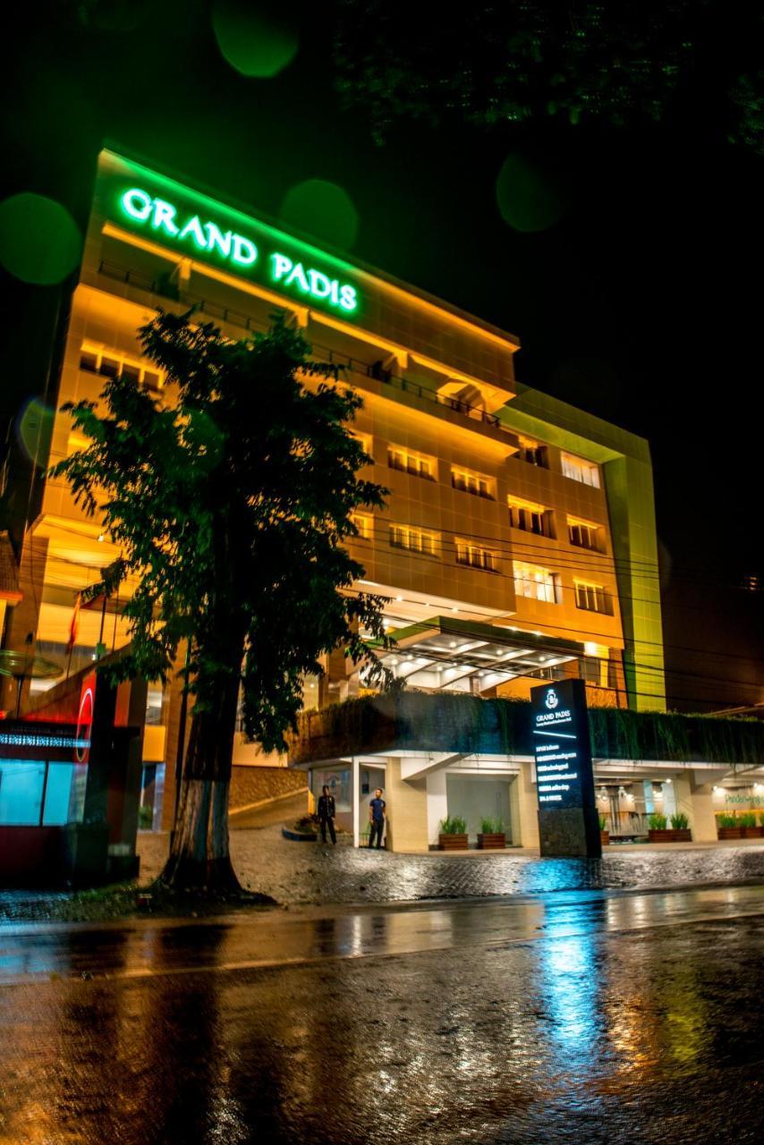 Grand Padis Hotel Bondowoso Exteriör bild